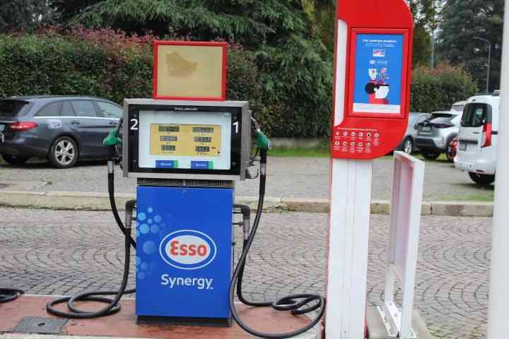 Une pompe à essence de la marque Esso, et plus précisément la gamme de carburants Synergy, photo gratuite