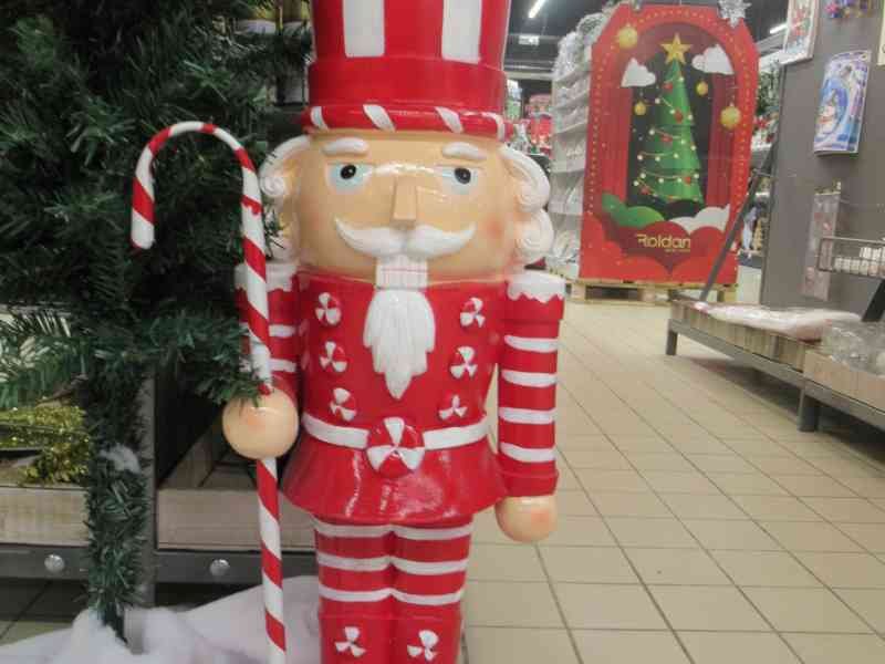 Une grande figurine de casse-noisette, décoration de noël, photo gratuite