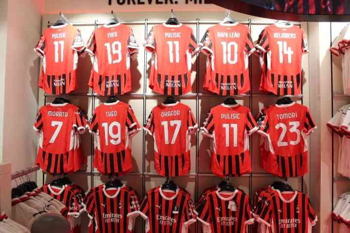 Des maillots de football du club de l'AC Milan, exposés dans une boutique, photo gratuite
