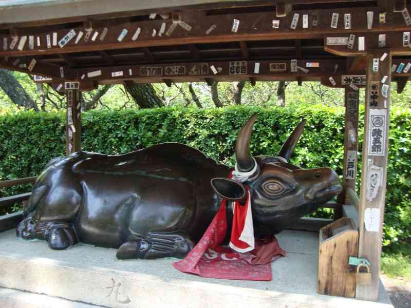 La statue du bœuf couché sous le toit au temple Kyōto, Japon, Asie, photo gratuite