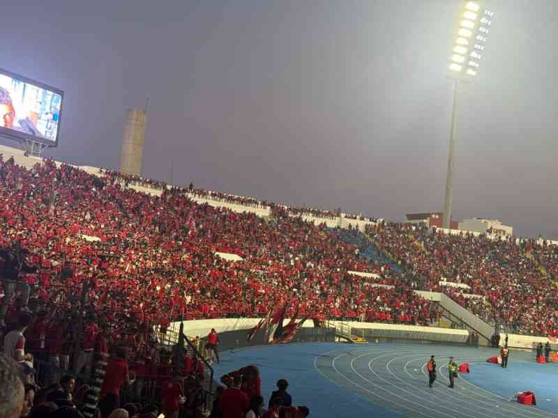 Des tribunes remplies de supporters, vêtus de rouge, au Stade Mohammed V de Casablanca, au Maroc, photo gratuite