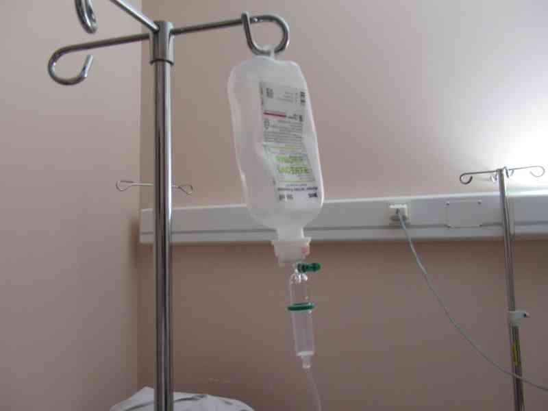 Flacon de perfusion intraveineuse suspendu