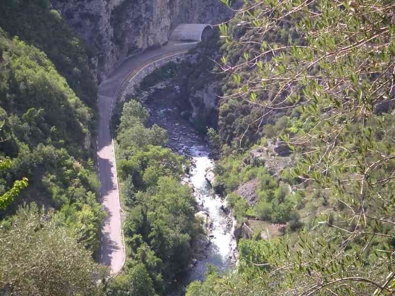 Route de montagne et rivière
