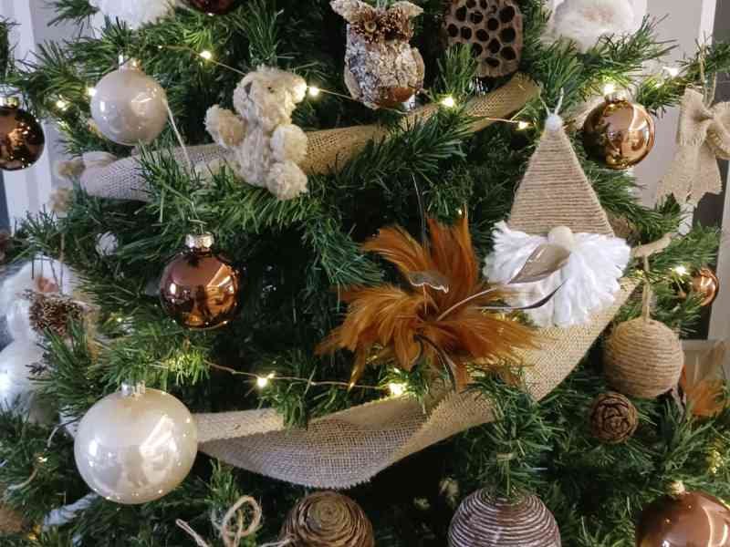 Un sapin de Noël artificiel décoré dans un style rustique, photo gratuite