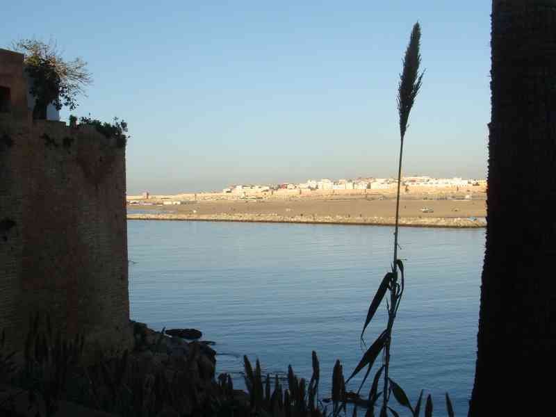 Vue sur Salé depuis la Kasbah des Oudayas à Rabat photo gratuite