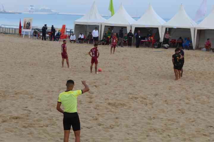 Un coup franc dans un match de football sur une plage photo gratuite