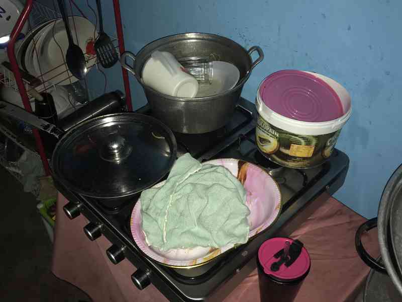 Des ustensiles de cuisine posé sur une cuisinière à gaz photo gratuite