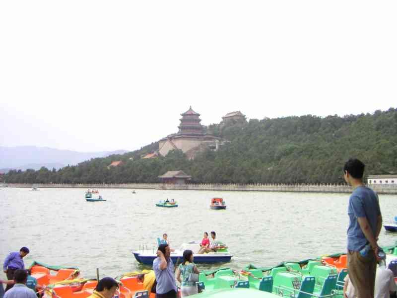 Des gens au bord du lac Kunming, balade sur le lac avec des bateaux à pédale, palais d'été, Chine, Asie photo gratuite