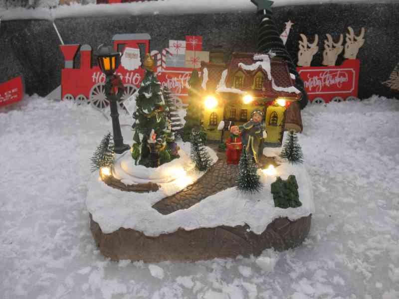 Une figurine de Noël lumineuse, village de Noël, photo gratuite