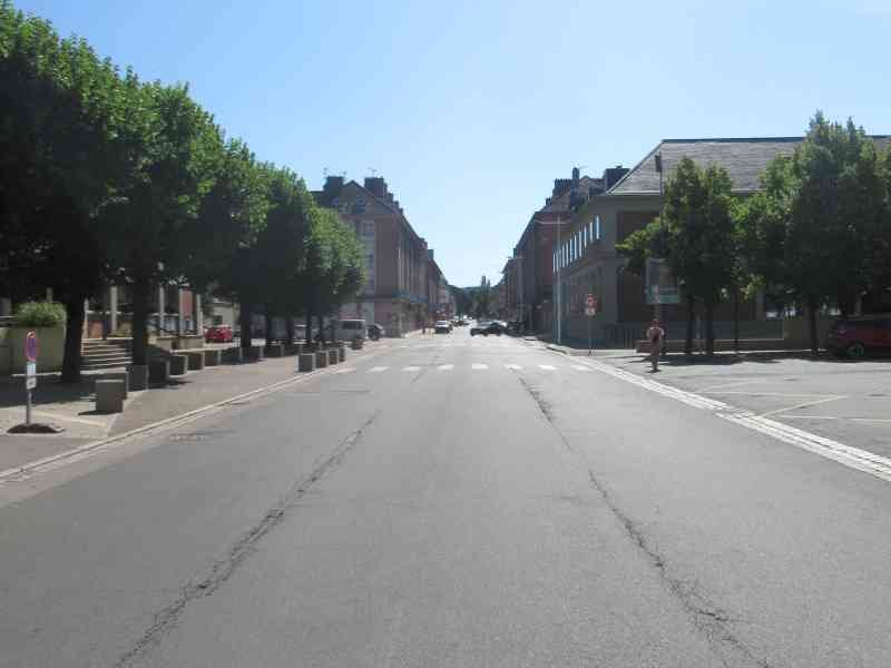Avenue goudronnée, Saint-Dié-des-Vosges, France, photo gratuite