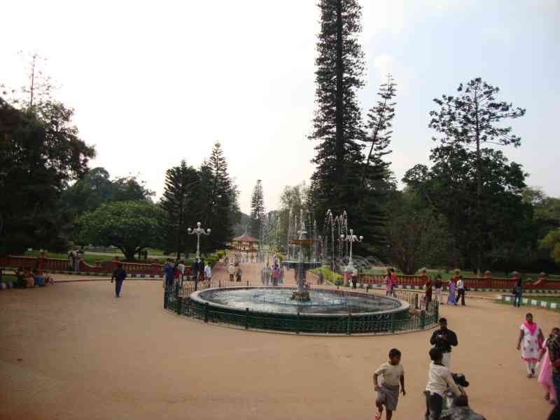 Des personnes dans le jardin botanique de Lal Bagh à Bangalore, en Inde, une fontaine centrale entourée de verdure, photo gratuite