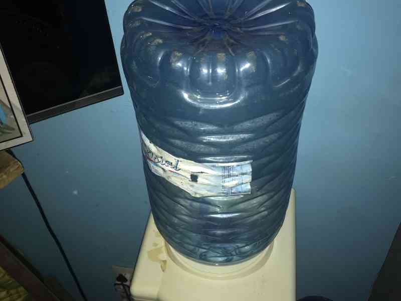 Un distributeur d’eau équipée de sa bonbonne photo gratuite