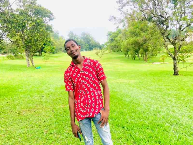 Homme seul au milieu d'une vaste plaine verdoyante photo gratuite