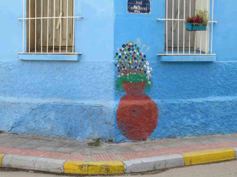Décoration des fleurs dans un pot sur la façade d'une maison photo gratuite