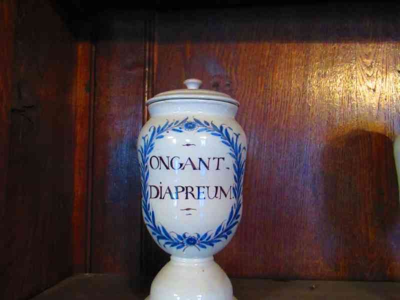 Pot à onguent apothicaire photo gratuite