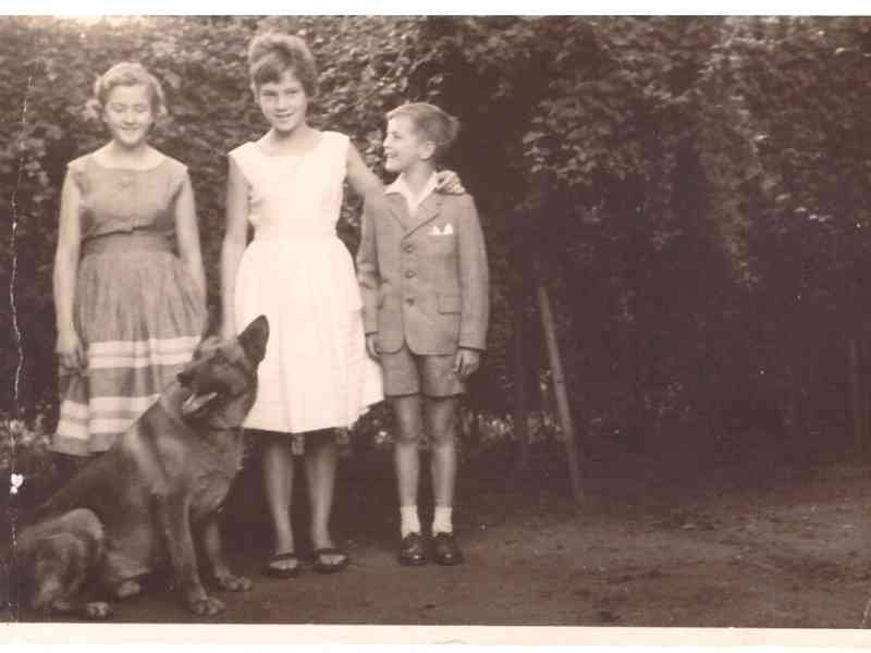 Trois enfants et un chien sur une photo ancienne gratuite
