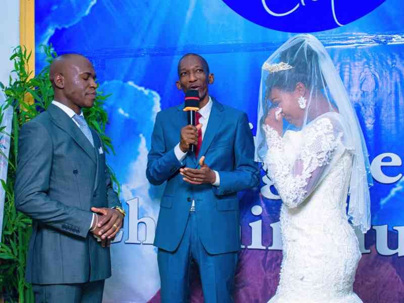 Mariage émotion et bénédiction nuptiale photo gratuite