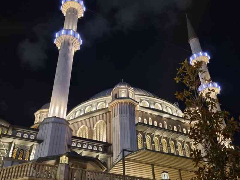 Gros plan sur la façade de la Mosquée Taksim à Istanbul en Turquie photo gratuite