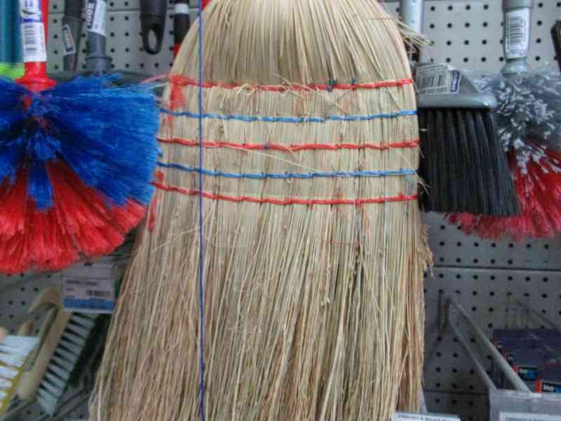 Balais de pailles de riz en vente dans un magasin