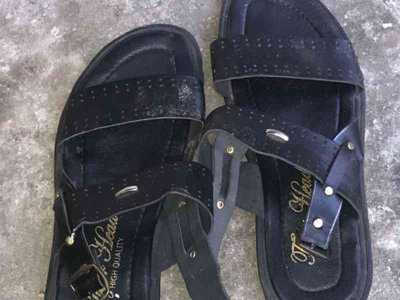 Sandales noires avec boucles métalliques photo gratuites