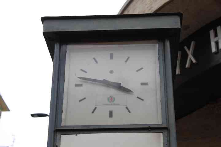 Horloge dans la ville de Milan Lombardie en Italie photo gratuite