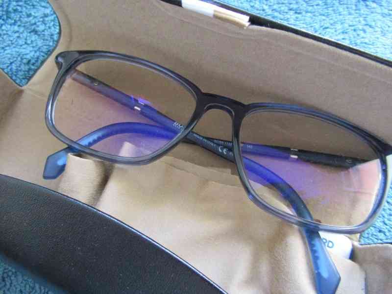 Lunettes de lecture dans son boitier