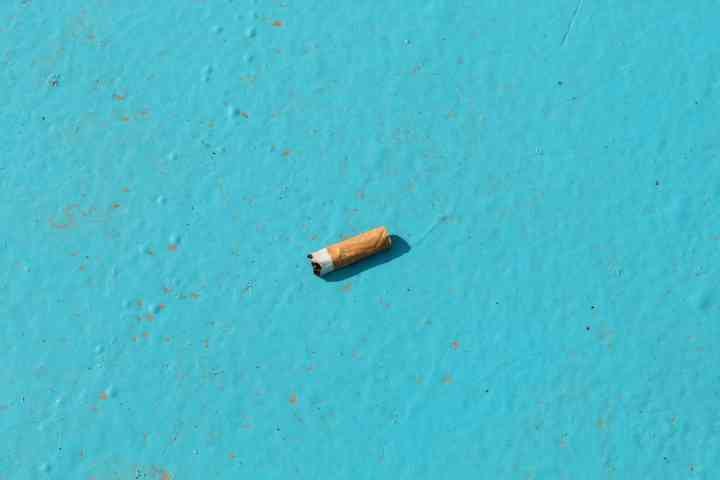 Cigarette sur un fond bleu, photo gratuite