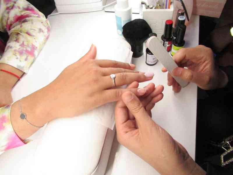 Entretien des ongles dans un salon de manucure