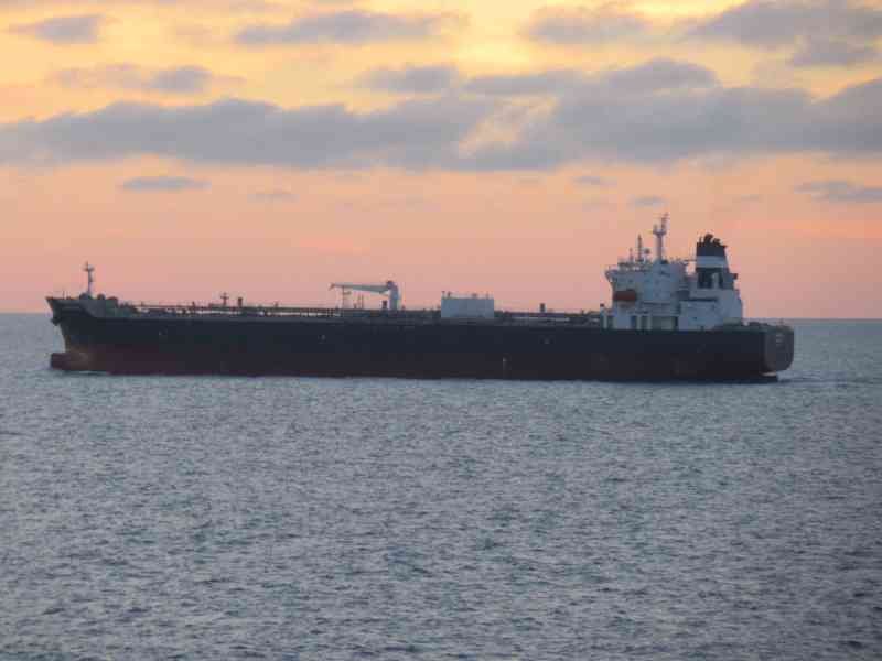 Un navire-citerne vogue dans la mer photo gratuite