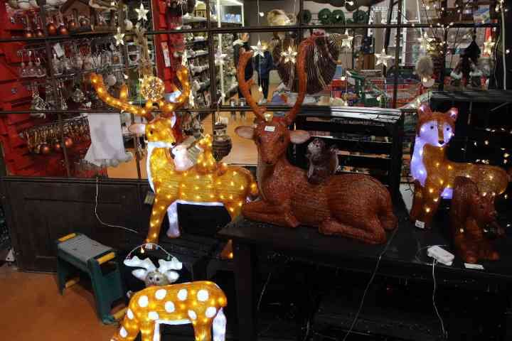 Un magasin rempli des guirlandes et jouets de Noël photo gratuite