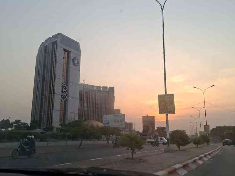Vue dégagée sur l'infrastructure moderne depuis une voiture, photo gratuite
