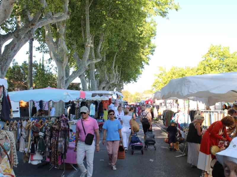 Un marché provençal, quelques personnes faisant des achats, photo gratuite