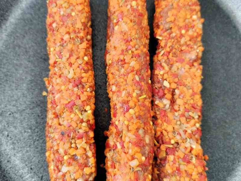 Brochettes de viande épicée photo gratuite