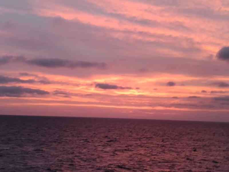 Coucher du soleil sur l'océan avec des nuages dans le ciel photo gratuite