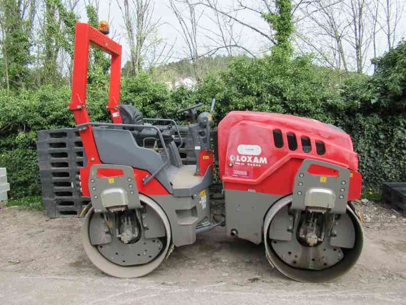 Rouleau compresseur de couleur rouge