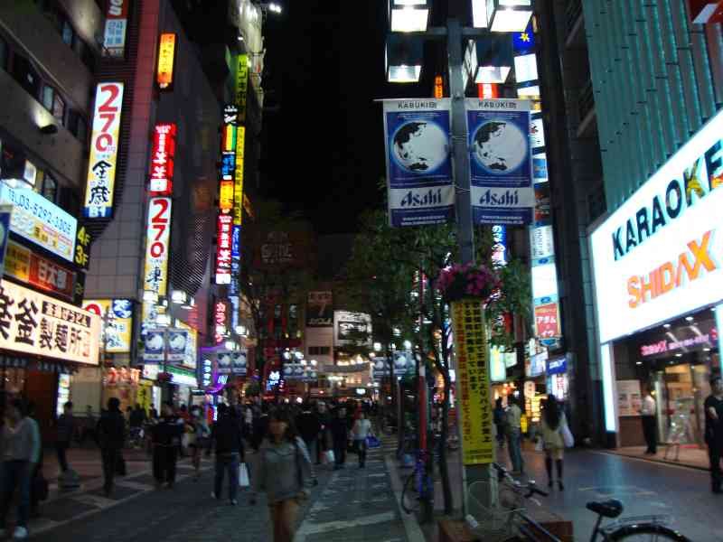 Balade de nuit dans les rues du Japon, rempli d'enseignes, pancartes, Asie, photo gratuite