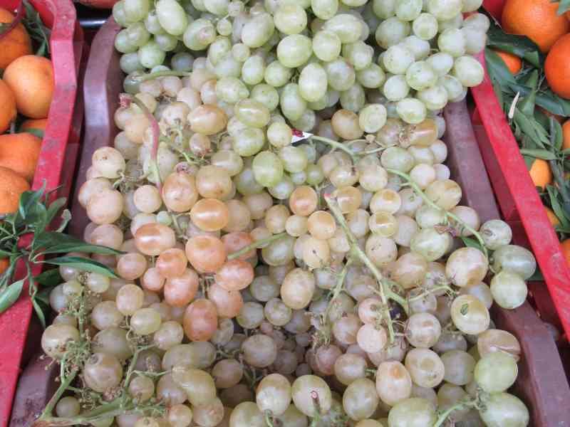 Raisins mûrs à vendre sur une table du marché photo gratuite