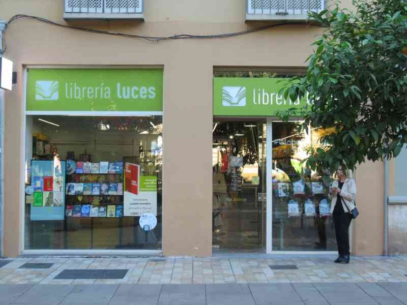 La devanture de la librairie Luces, située dans le centre de Malaga, en Espagne, photo gratuite