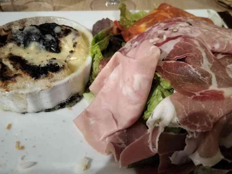 Camembert au four, salade charcuterie, photo gratuite
