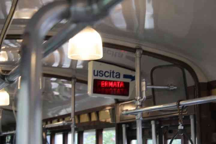 Signal lumineux avec texte dans un tramway, transport commun, dans la ville de Milan Lombardie en Italie photo gratuite