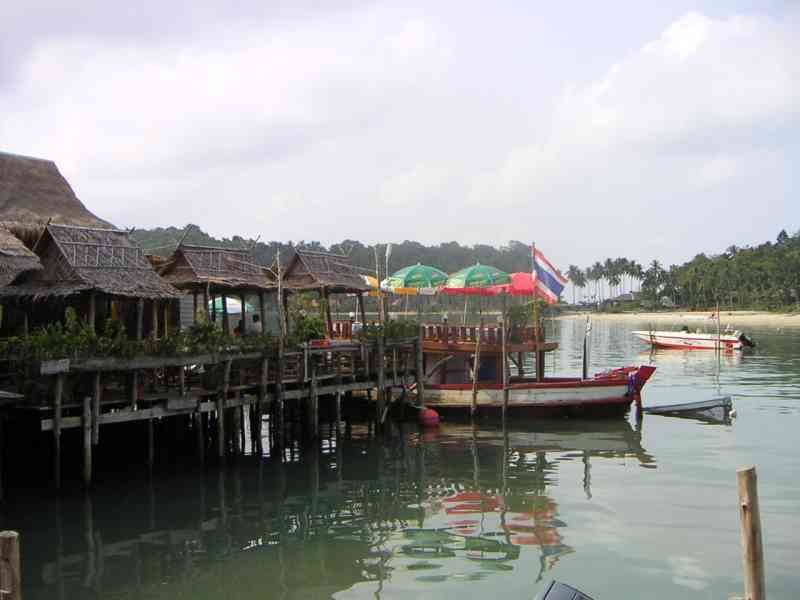 Le village de pêcheurs de Bang Bao, situé à Koh Chang, en Thaïlande. Il s'agit d'un village construit sur pilotis au-dessus de l'eau, avec des maisons et des structures en bois, ainsi que des bateaux amarrés à proximité, photo gratuite