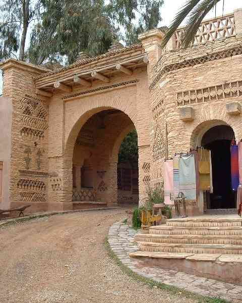 Porte en pierre sculptée et escalier menant à un espace artisanal photo gratuite - Geschnitzte Steintür und Treppe, die zu einem Bastelraum führt, kostenloses Foto