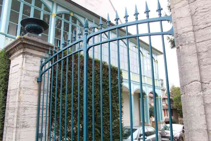 Une grille métallique  à l’entrée d’un bâtiment photo gratuite