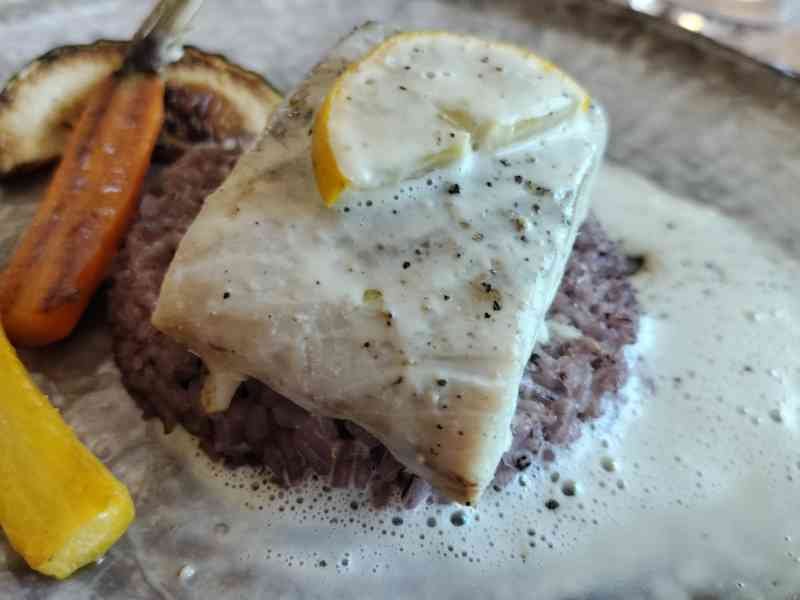 Poisson sur lit de riz corail avec légumes, photo gratuite