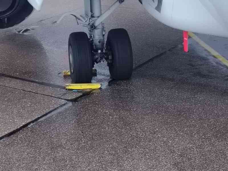 Train d'atterrissage d'un avion, photo gratuite