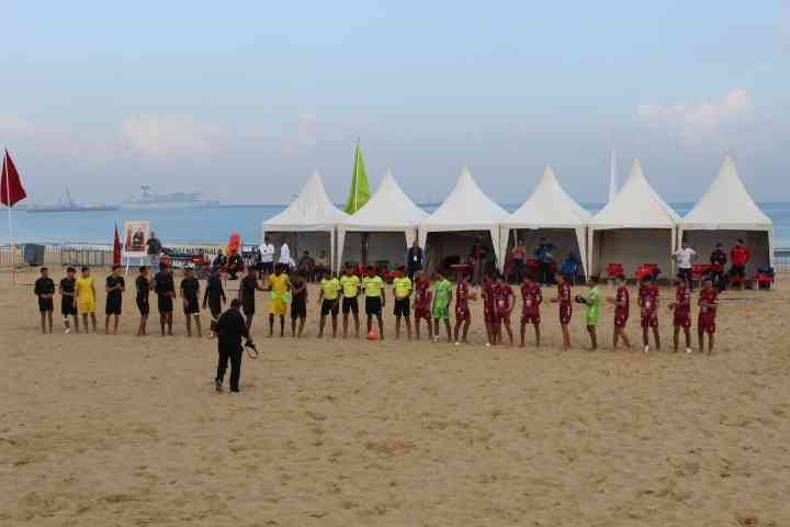 la cérémonie protocolaire d'avant-match de football de plage photo gratuite