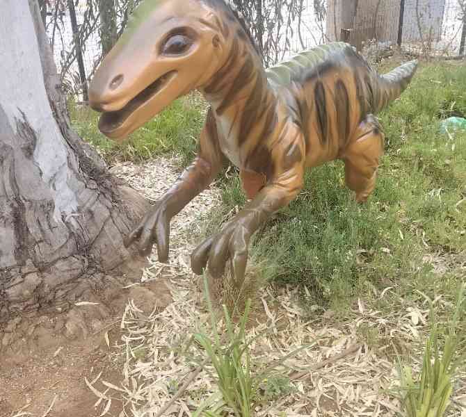 Statue décorative de vélociraptor, dinosaure, photo gratuite