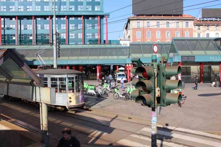Piazzale Luigi Cadorna à Milan, en Italie, avec un accent sur la gare de Cadorna et ses environs, vélo en libre service, feu de circulation, photo gratuite
