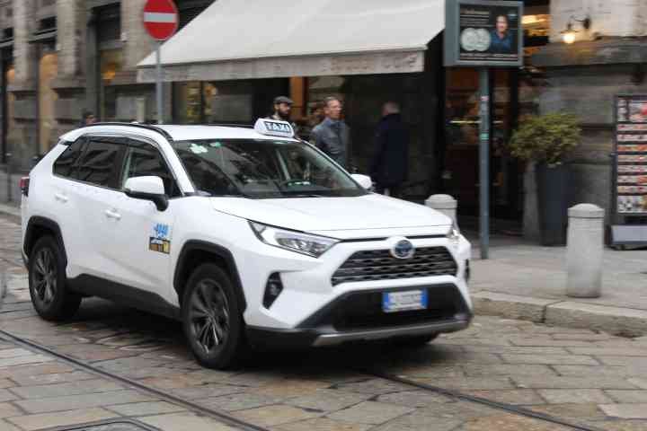 Un taxi Toyota RAV4 circulant dans la ville de Milan, photo gratuite