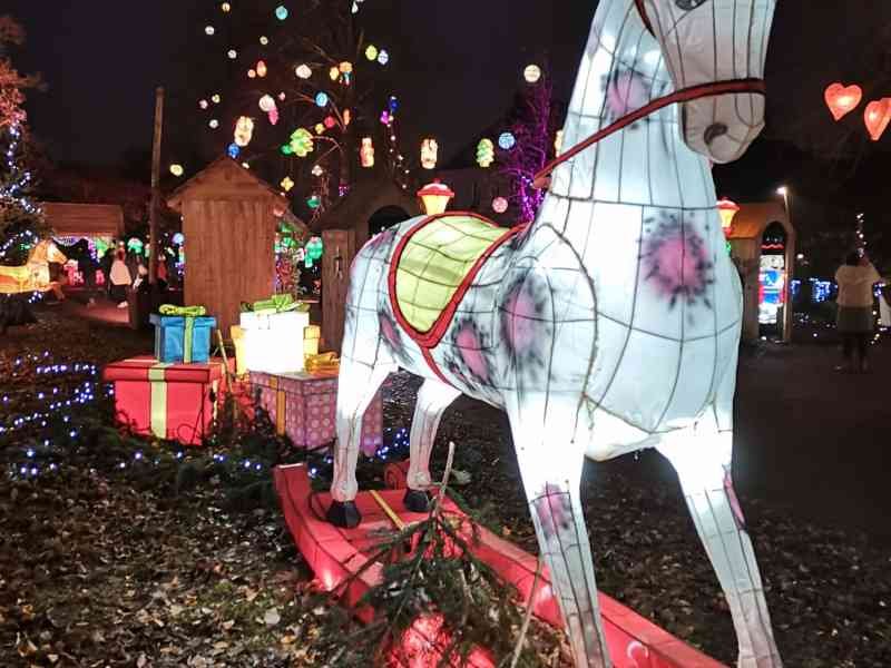 Cheval en bois illuminé au sentier des lanternes à Metz